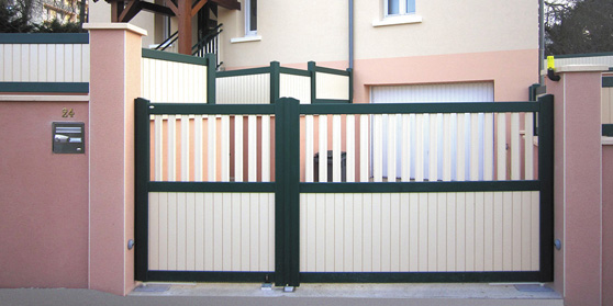 Association clôtures Contemporaine à portail alu