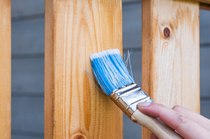 Installer des planches de bois