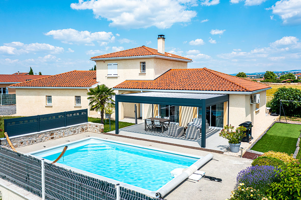 Pergola bioclimatique pour piscine - Loire (42)