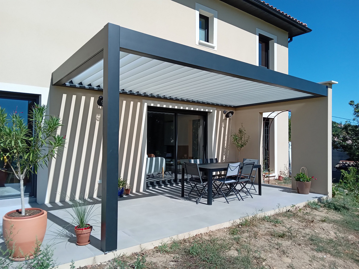 Pergola bioclimatique semi-encastrée - Vaucluse (84)