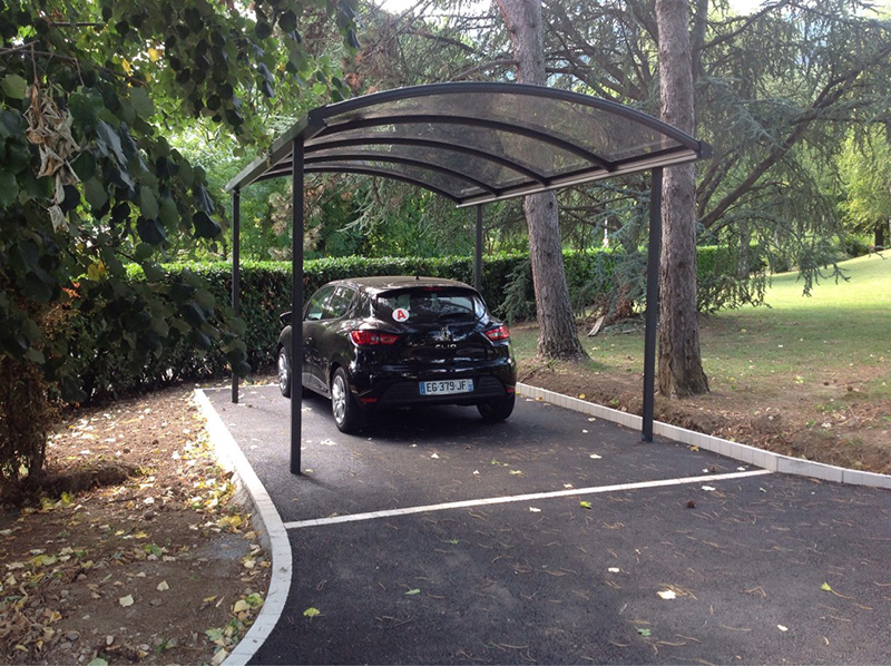 Utilisation d’un carport adossé par les particuliers