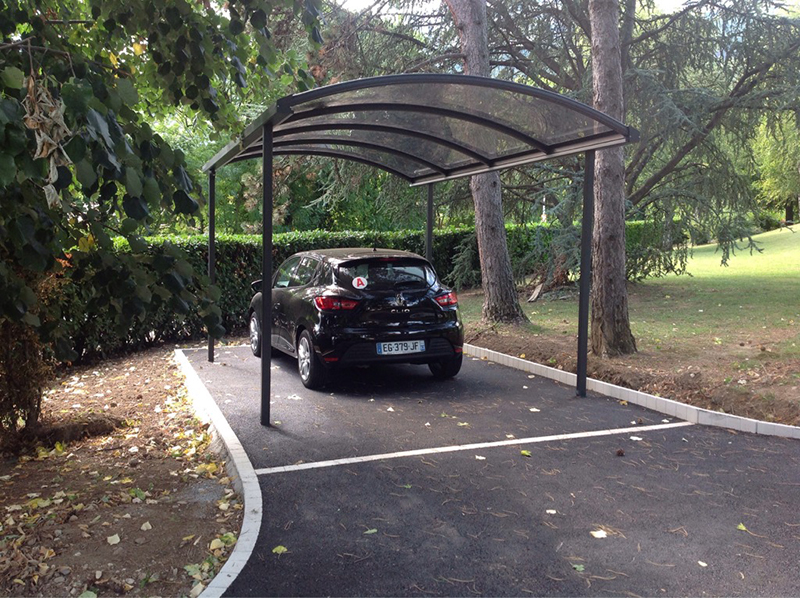 Une pergola pour abriter un véhicule