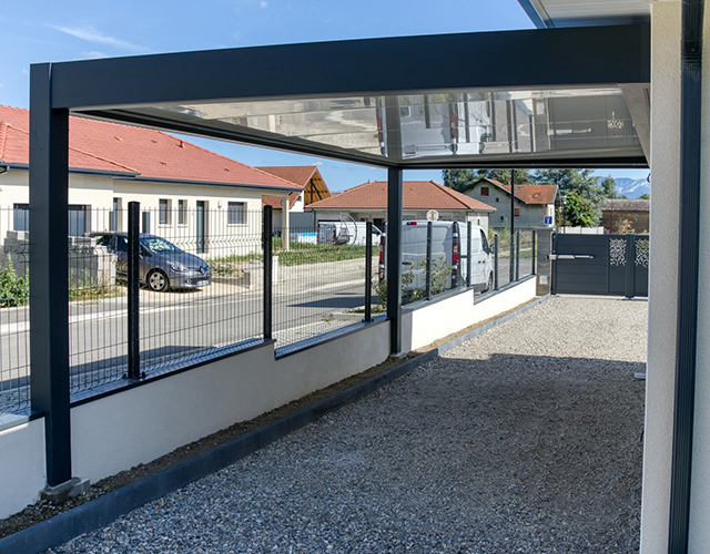 Une pergola aluminium pour abriter un véhicule