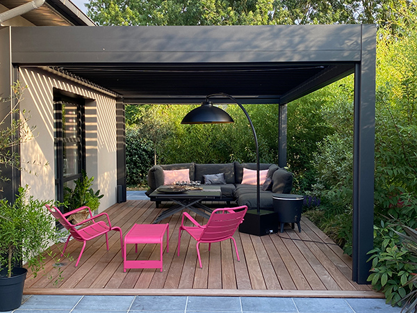 Une pergola alu pour créer une pièce en plus