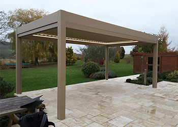 Pergola bioclimatique alu couleur spéciale avec stores