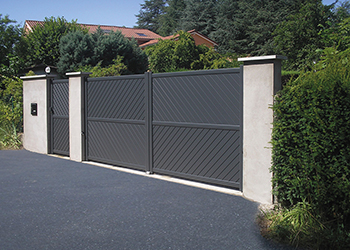 Portillon et portail battant Cordoba avec remplissage aluminium en fougères