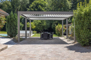 Lire la suite à propos de l’article Pergola bioclimatique autoportée : une terrasse à l’ombre – Seine-et-Marne (77)