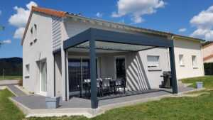 Lire la suite à propos de l’article Pergola bioclimatique adossée avec stores – Haute-Loire (43)