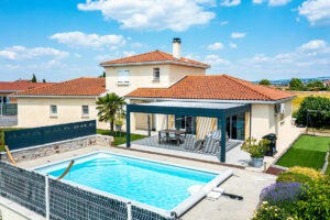 Lire la suite à propos de l’article Pergola bioclimatique pour piscine : l’utile à l’agréable – Loire (42)