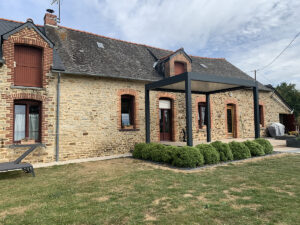 Lire la suite à propos de l’article Le caractère d’une pergola bioclimatique sur maison ancienne avec lames perpendiculaires 4m x 3m – Ille-et-Vilaine (35)