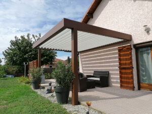 Lire la suite à propos de l’article Pergola bioclimatique suspendue couleur rouille – Isère (38)