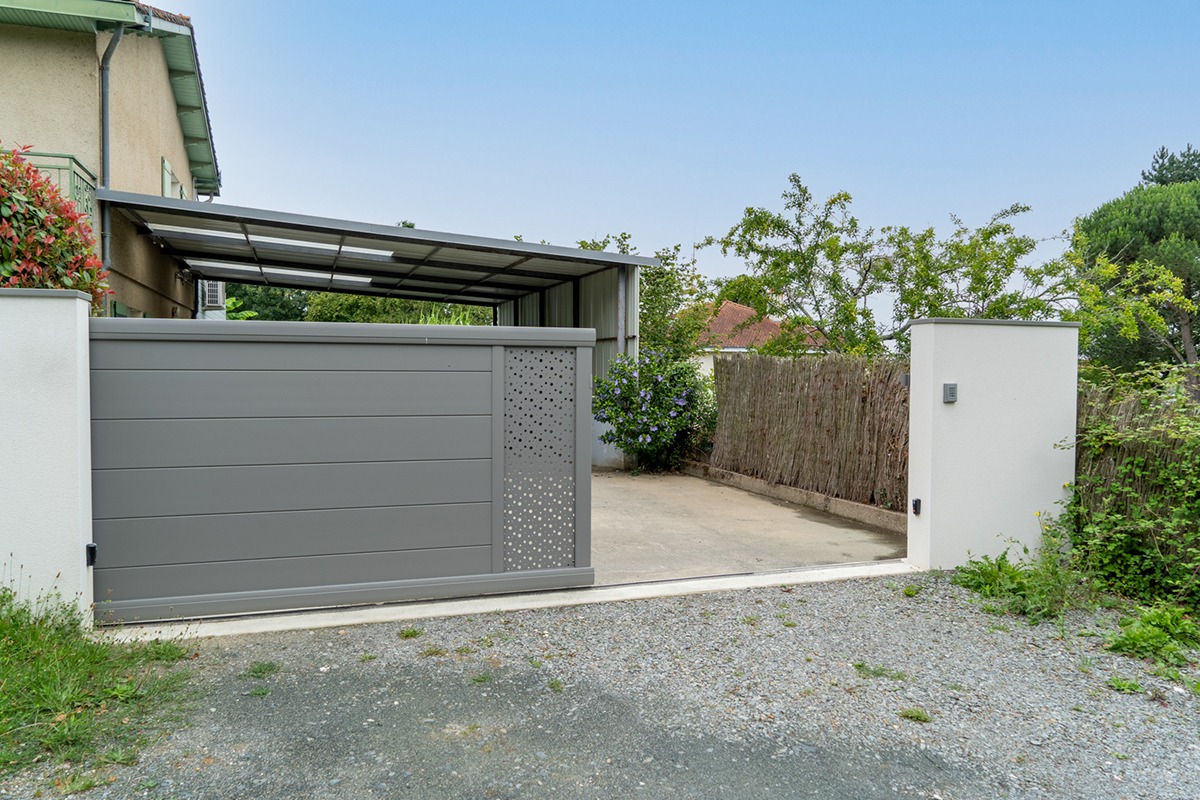 Portail coulissant en harmonie avec les autres produits SIB