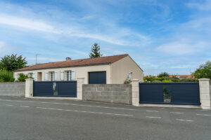 Lire la suite à propos de l’article Portail coulissant, portillon Signature et porte de garage coulissante – Vendée (85)