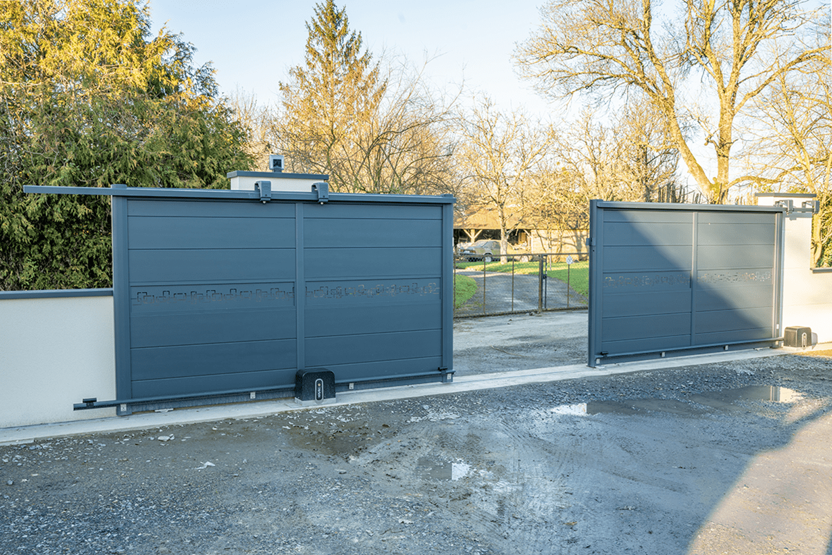 Portail antagoniste Signature Nordica lames 255 RAL 7016 décor Labyrinthe