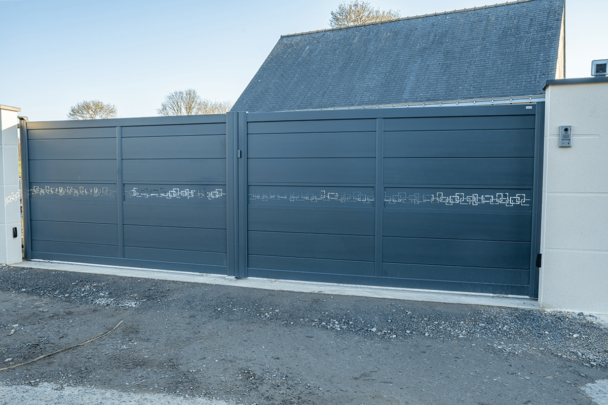 Portail antagoniste Signature Nordica lames 255 RAL 7016 décor Labyrinthe