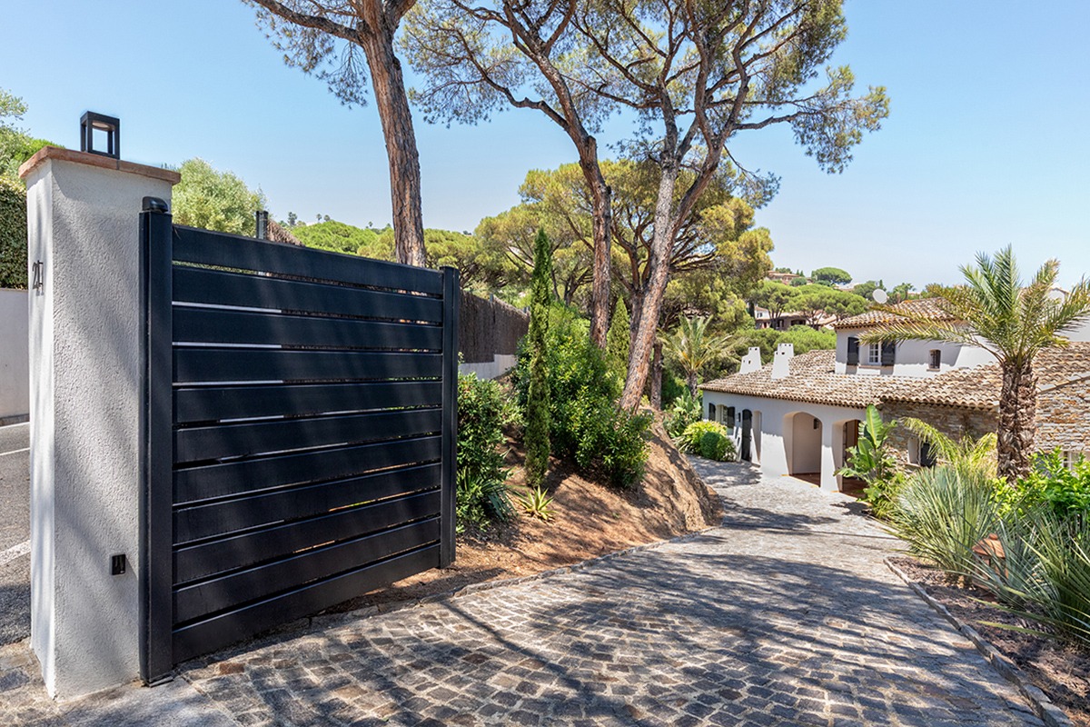 Portail battant alu gamme Optimo modèle Andromède - RAL2100