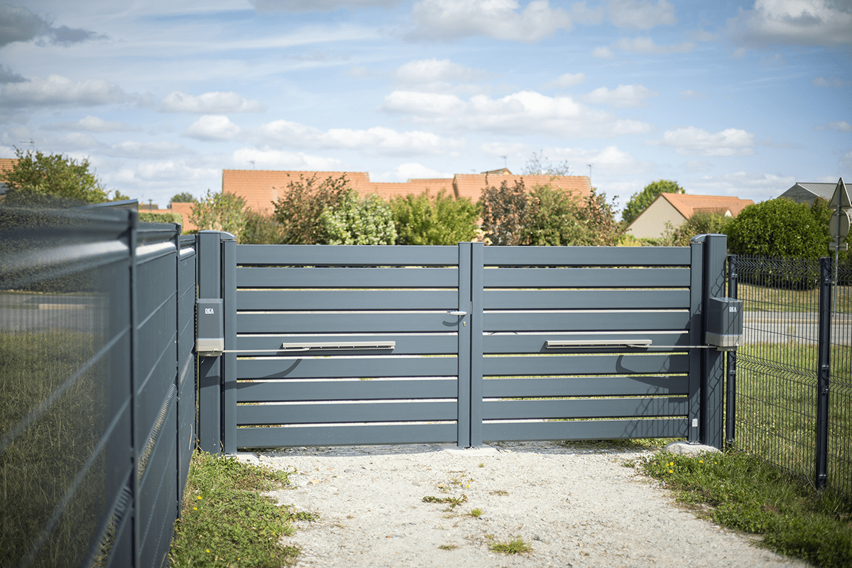 Portail battant alu gamme Optimo modèle Andromède - RAL7016