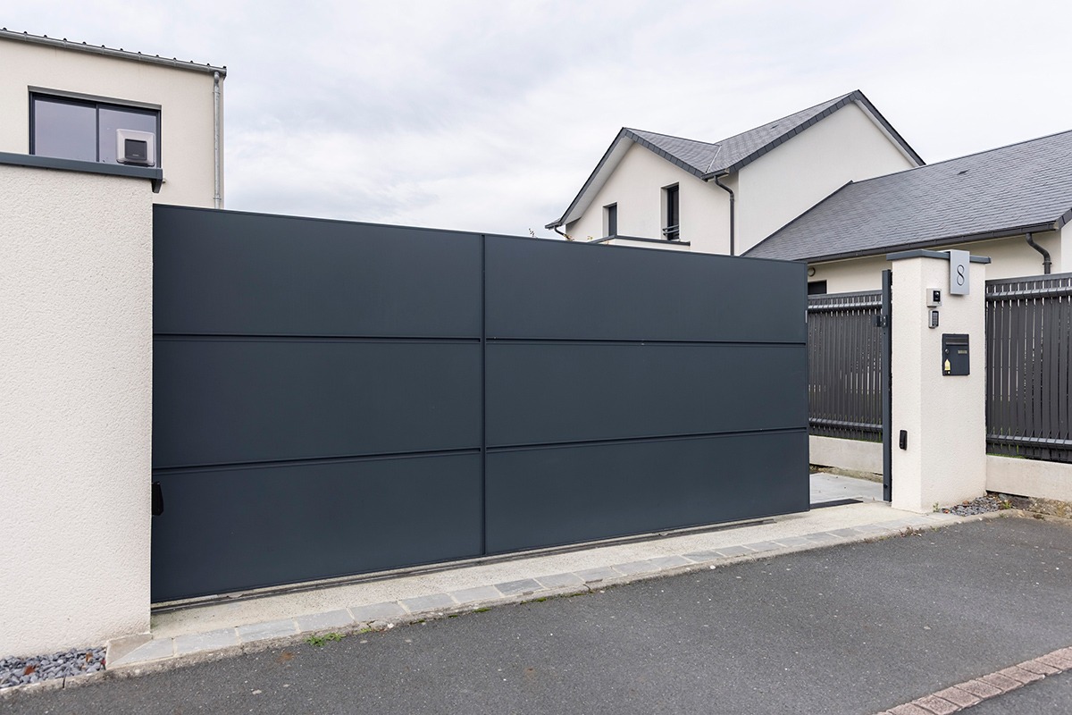 Portail battant alu gamme Quadra modèle C6 - RAL7016