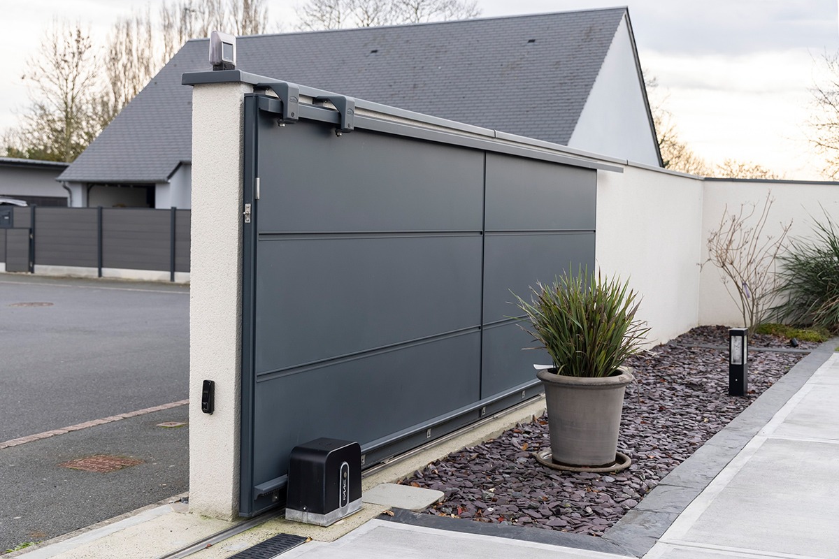 Portail battant alu gamme Quadra modèle C6 - RAL7016