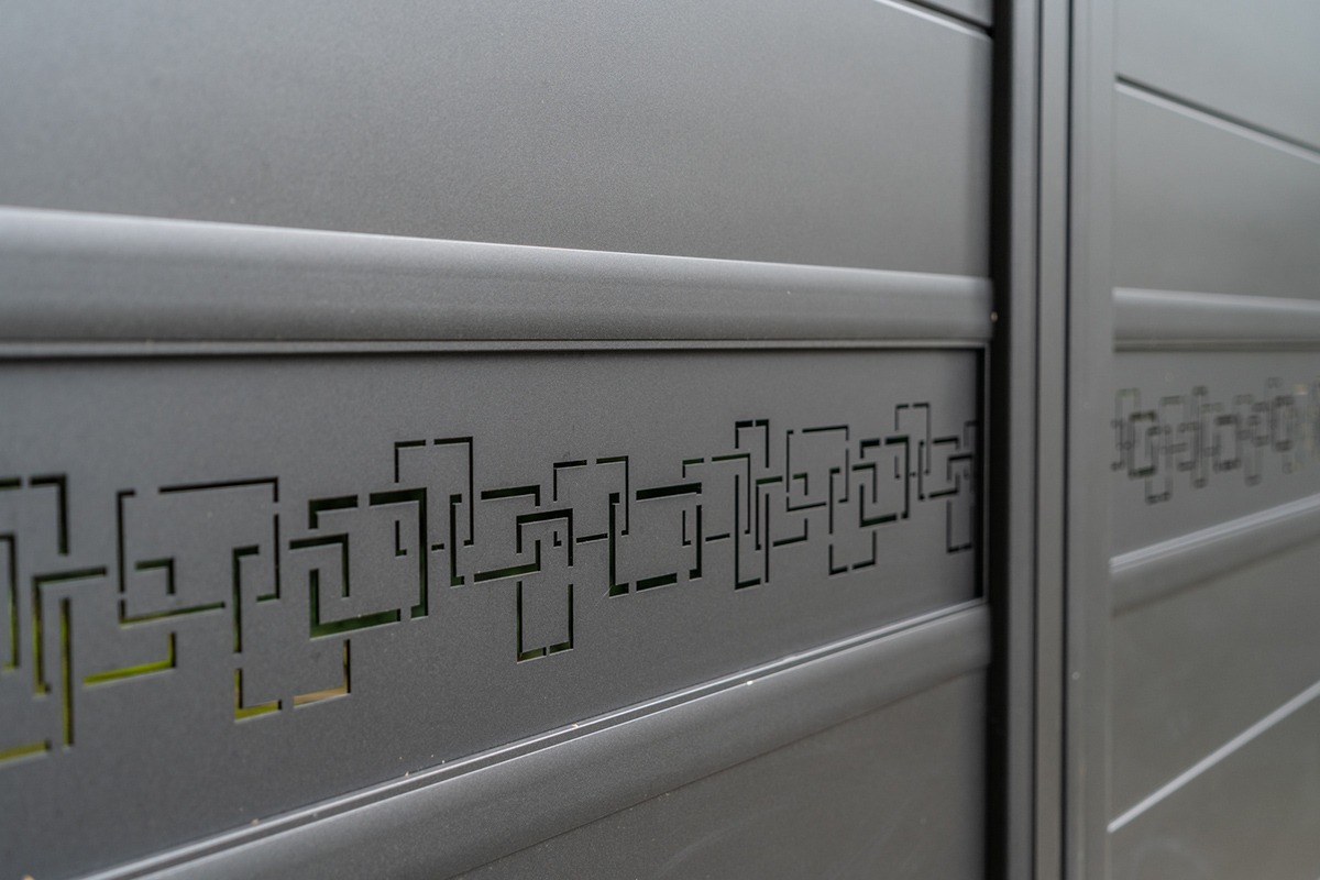 Portail battant alu gamme Signature modèle Nordica 255M décor Labyrinthe - RAL2100