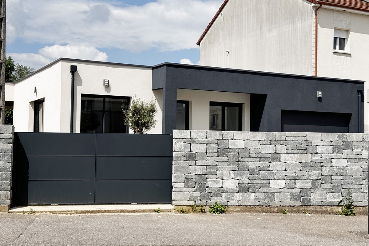 Portail coulissant alu gamme Quadra modèle C6 - RAL7016