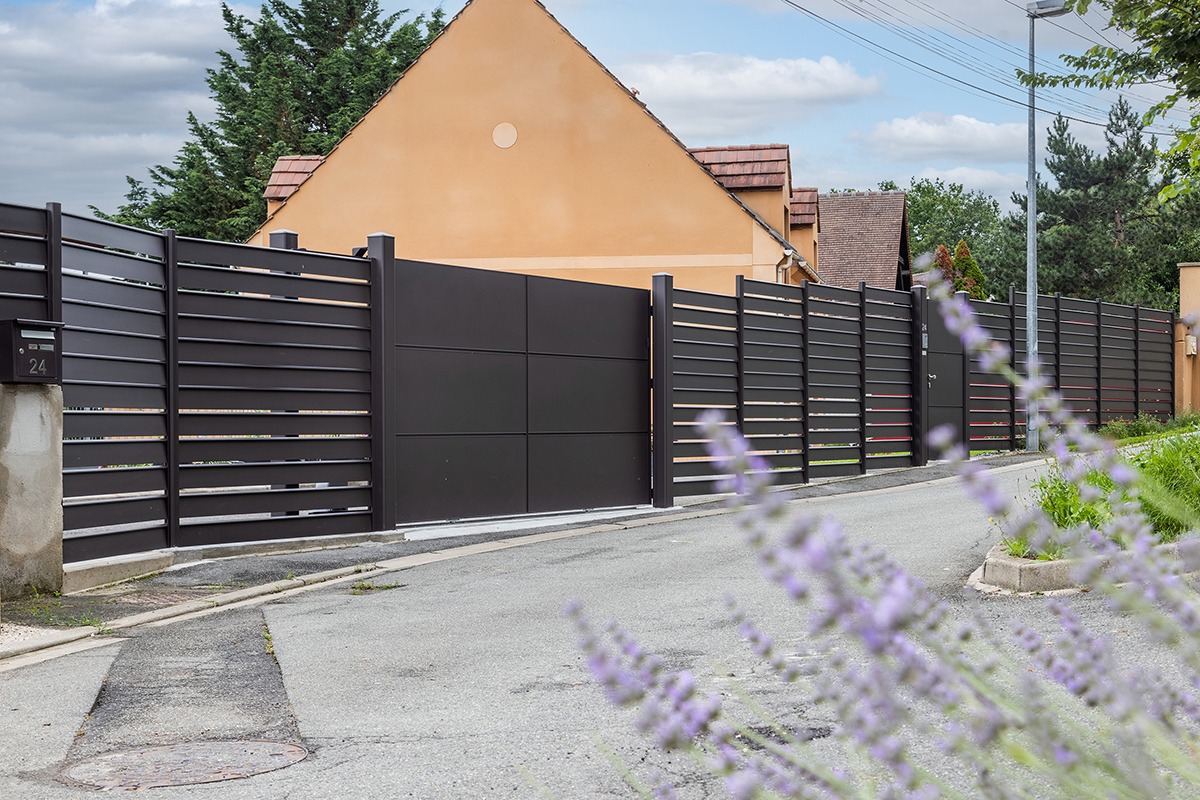 Portail coulissant alu gamme Quadra modèle C6 - RAL8019