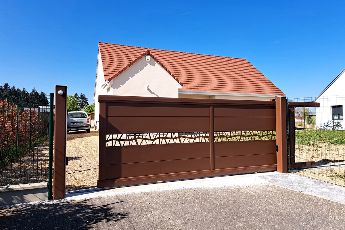 Portail coulissant alu gamme Signature modèle Nordica 255 décor Arte - Rouille Mars