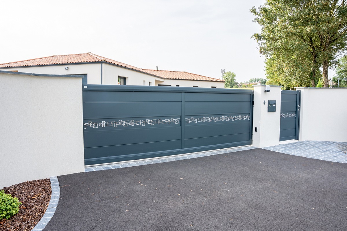 Portail coulissant alu gamme Signature modèle Nordica 255 décor Labyrinthe - RAL7016