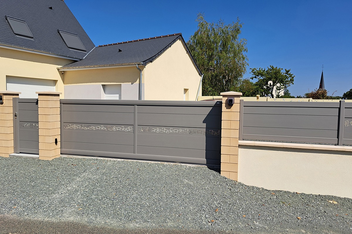 Portail coulissant alu gamme Signature modèle Nordica 255 décor Labyrinthe - RAL9007