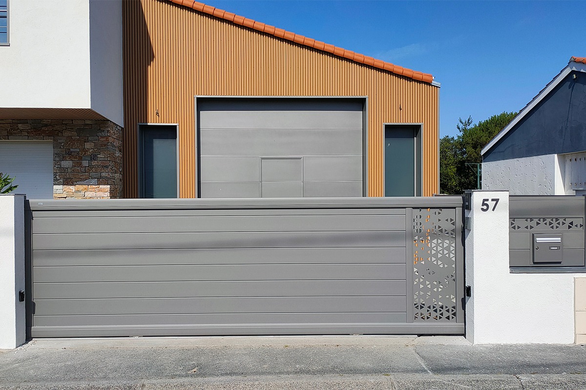 Portail coulissant alu gamme Signature modèle Tahoma 170 décor prisme - RAL9007