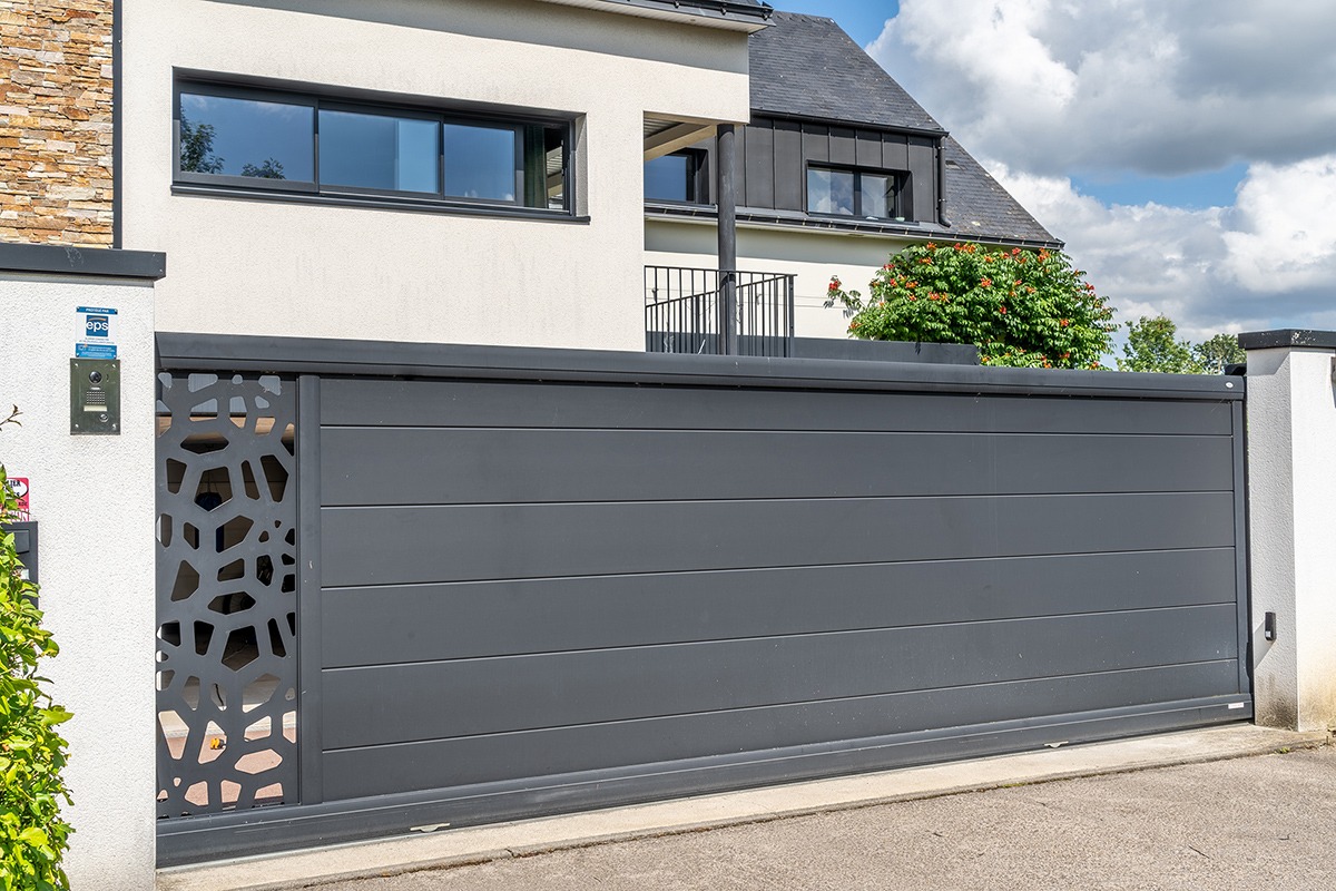 Portail coulissant alu gamme Signature modèle Tahoma 255 décor Opus - RAL9005