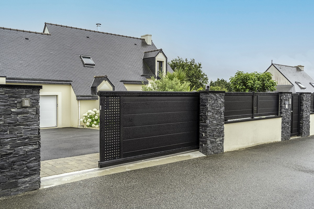 Portail coulissant alu gamme Signature modèle Tahoma 255 décor tôle Ellipse - RAL9005