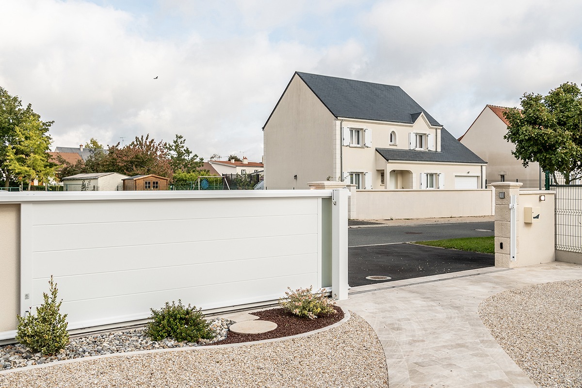 Portail coulissant alu gamme Signature modèle Tahoma 255 décor vitrage opale - RAL9016