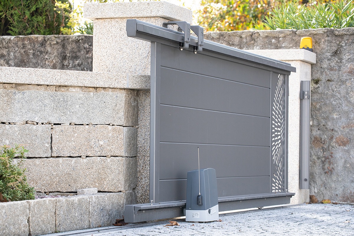 Portail coulissant alu gamme Signature modèle Tahoma 255 - RAL2900