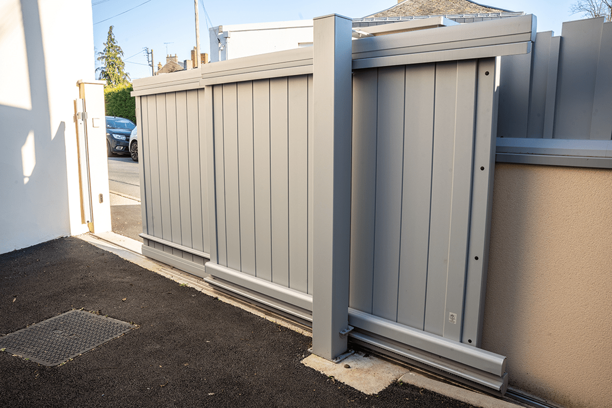 Portail télescopique Signature Origin lames 170 verticales RAL 9006