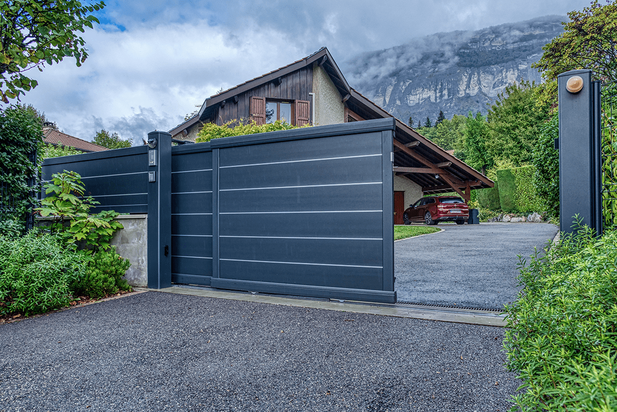 Portail télescopique Signature Origin lames 255 RAL 2100 décor Hygie