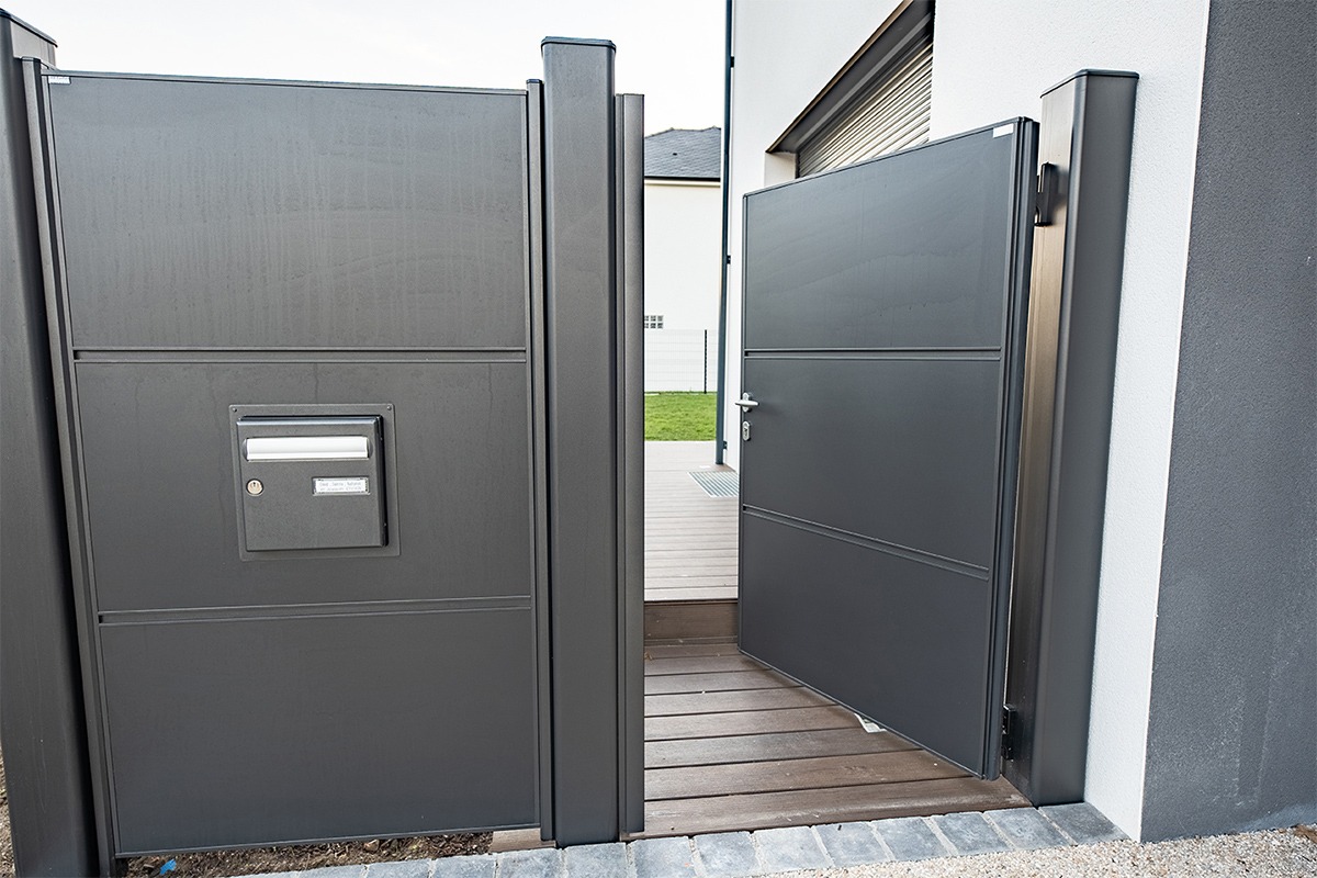 Clôture alu gamme Quadra modèle CL1 - RAL7016