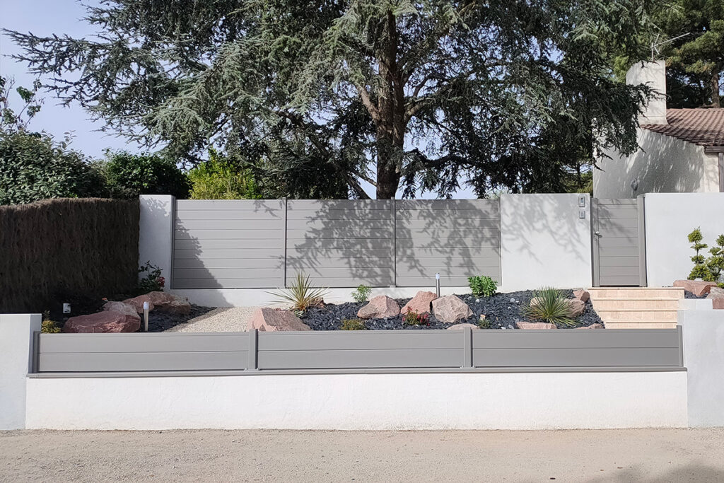 Clôture alu gamme Signature modèle Helvetica - RAL9007