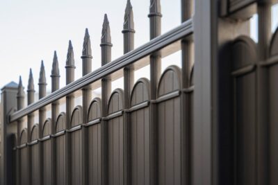 Clôture aluminium Tuilerie avec festonnage – Gamme Tradition