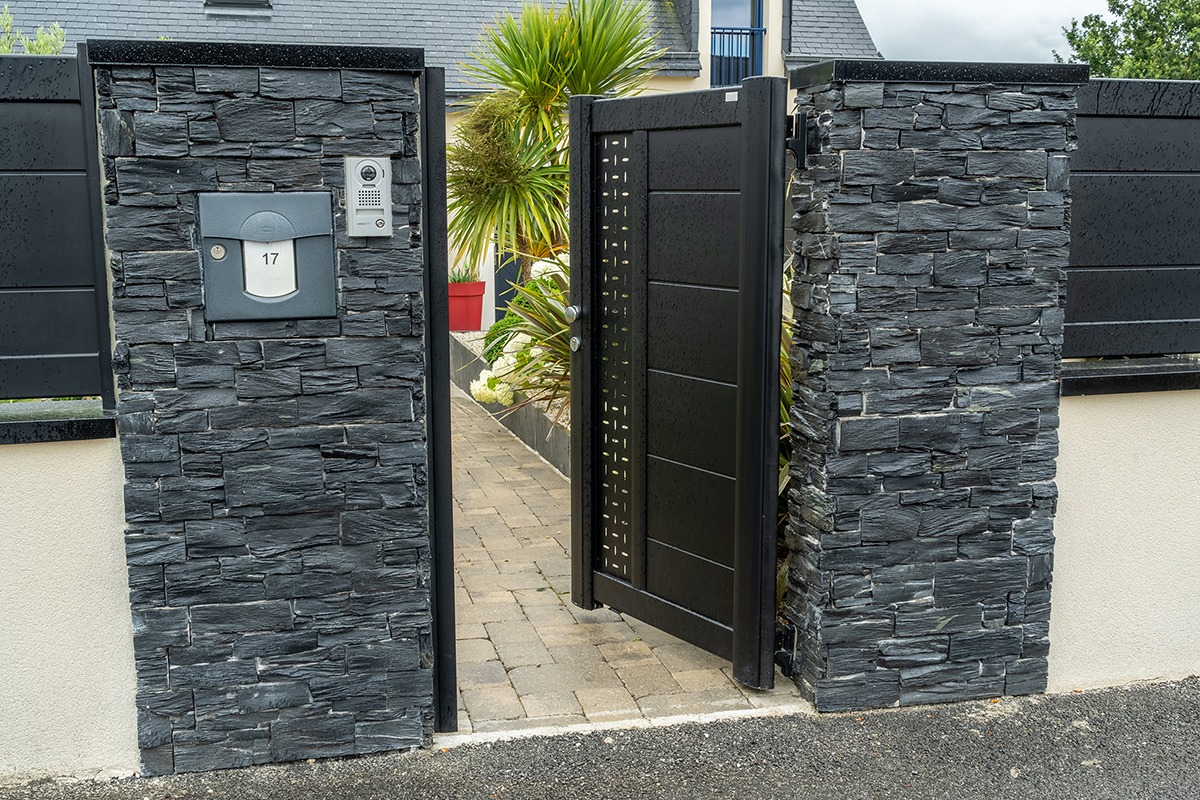 Idée embellissement de portail avec parement en pierre