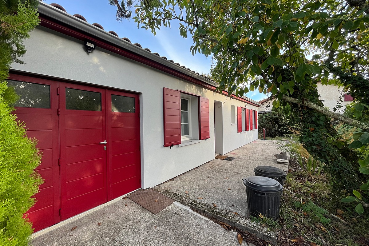 Porte de garage battante modèle Monténégro - RAL 3004