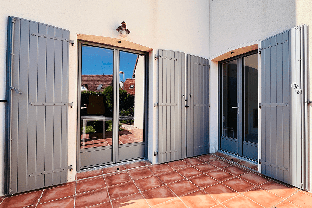 Volets battants gamme Intemporelle modèle Apollon - RAL9007