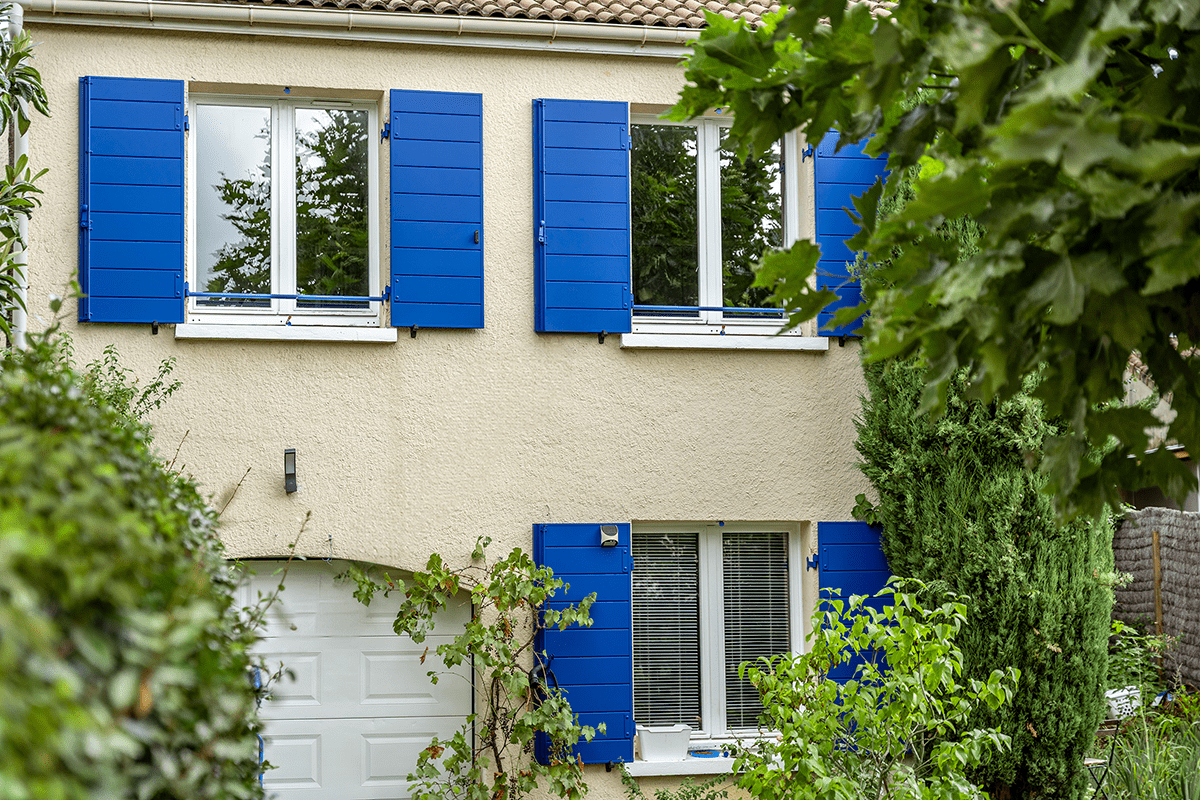 Volets battants gamme Intemporelle modèle Triton - RAL5002