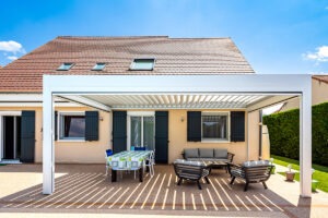 Lire la suite à propos de l’article Pergola bioclimatique blanche : spacieuse et lumineuse – Loire (42)