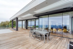 Lire la suite à propos de l’article Pergola bioclimatique pour villa : un investissement sensé – Var (83)